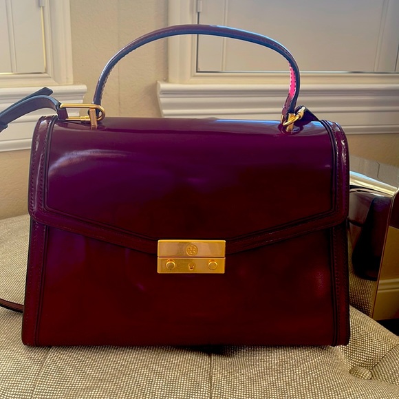 COPY - Tory Burch shoulder bag. Almost brand new. Just carried twice. - Picture 1 of 3